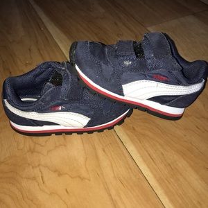 Toddler Pumas with strap on laces